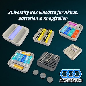 Op de afbeelding: Een witte keramische mok met een zwarte handgreep en de tekst "But First, Coffee" in een vetgedrukte, zwarte letter. De mok staat tegen een vage achtergrond. De mok is ongeveer 10 cm hoog.