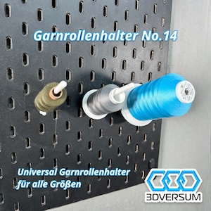 Könnte beinhalten: Eine schwarze Lochwand mit drei Garnrollen. Die Rollen werden von weißen Kunststoffhaltern gehalten. Der Text "Garnrollenhalter No. 14" ist auf der Lochwand aufgedruckt. Der Text "Universal Garnrollenhalter für alle Größen" ist unter den Rollen aufgedruckt. Das Logo "3DVERSUM" ist unten rechts aufgedruckt.