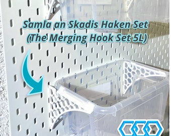 May include: White plastic hooks for a pegboard wall. The hooks are designed to hold small storage bins. The text "Samla an Skadis Haken Set (The Merging Hook Set 5L)" is visible in the image. The logo "3DVERSUM" is also visible in the image.