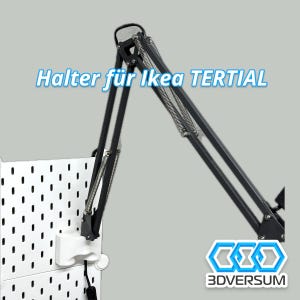 Op de afbeelding: Een zwarte metalen arm met een veermechanisme, ontworpen om een IKEA TERTIAL lamp te houden. De arm is bevestigd aan een wit prikbord met een zwart-wit patroon. De tekst "Halter für Ikea TERTIAL" is zichtbaar in de afbeelding. Het logo "3DVERSUM" is ook zichtbaar in de afbeelding.