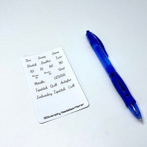 Può includere: Una carta bianca con una griglia di numeri e testo. Il testo include "Uni", "Jersey", "Jeans", "Stretch", "Leather", "Twin", "Used", "Metallic", "ELX705", "Topstitch", "Quilt", "Antiglue", "Embroidery", "Topstitch", "Quilt" e "3Diversity Nadelsortierer".