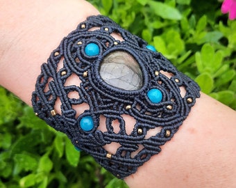 Bracelet manchette en macramé avec labradorite