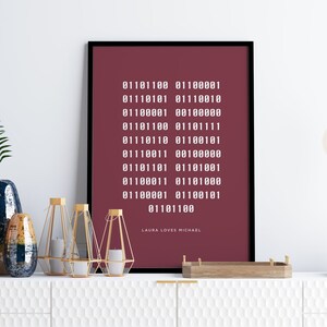 Puede incluir: Una impresi&oacute;n enmarcada de color burdeos con texto blanco que dice "01101100 01100001 01110101 01110010 01100001 00100000 01101100 01101111 01110110 01100101 01110011 00100000 01101101 01101001 01100011 01101000 01100001 01100101 01101100" y "LAURA LOVES MICHAEL".
