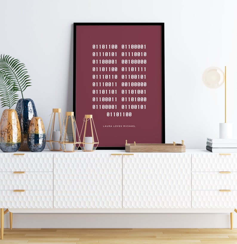 Puede incluir: Una impresi&oacute;n enmarcada de color burdeos con texto blanco que dice "01101100 01100001 01110101 01110010 01100001 00100000 01101100 01101111 01110110 01100101 01110011 00100000 01101101 01101001 01100011 01101000 01100001 01100101 01101100" y "LAURA LOVES MICHAEL".