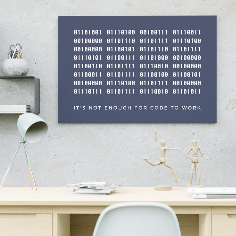 Puede incluir: Una impresi&oacute;n en lienzo azul con texto blanco que dice "IT'S NOT ENOUGH FOR CODE TO WORK". El texto est&aacute; rodeado por una cuadr&iacute;cula de c&oacute;digo binario.