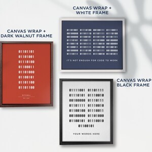 Puede incluir: Tres impresiones en lienzo con marcos de diferentes colores. La impresi&oacute;n de la izquierda tiene un marco de nogal oscuro y presenta un fondo rojo con texto blanco que dice "01101101 01101001 01110100 01100011 01101000 01100101 01101100 01101100" y el texto "MITCHELL EST. 2001". La impresi&oacute;n del medio tiene un marco blanco y presenta un fondo azul con texto blanco que dice "01101101 01101001 01118100 80100111 81110011 00100000 01181110 01101111 01110100 00100000 01100101 01101110 01101111 01110101 01100111 01101088 00100000 01100110 01181111 01110010 00100000 01100011 01101111 01100100 01100101 00100000 01110100 01101111 00100000 01110111 01181111 01110010 01101011" y el texto "IT'S NOT ENOUGH FOR CODE TO WORK". La impresi&oacute;n de la derecha tiene un marco negro y presenta un fondo blanco con texto negro que dice "01111001 01101111 01110101 01110010 00100000 01110111 01101111 01110010 01100100 01110011 00100000 01101000 01100101 01110010 01100101" y el texto "YOUR WORDS HERE".