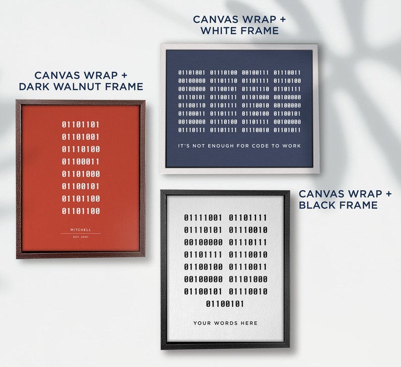 Puede incluir: Tres impresiones en lienzo con marcos de diferentes colores. La impresi&oacute;n de la izquierda tiene un marco de nogal oscuro y presenta un fondo rojo con texto blanco que dice "01101101 01101001 01110100 01100011 01101000 01100101 01101100 01101100" y el texto "MITCHELL EST. 2001". La impresi&oacute;n del medio tiene un marco blanco y presenta un fondo azul con texto blanco que dice "01101101 01101001 01118100 80100111 81110011 00100000 01181110 01101111 01110100 00100000 01100101 01101110 01101111 01110101 01100111 01101088 00100000 01100110 01181111 01110010 00100000 01100011 01101111 01100100 01100101 00100000 01110100 01101111 00100000 01110111 01181111 01110010 01101011" y el texto "IT'S NOT ENOUGH FOR CODE TO WORK". La impresi&oacute;n de la derecha tiene un marco negro y presenta un fondo blanco con texto negro que dice "01111001 01101111 01110101 01110010 00100000 01110111 01101111 01110010 01100100 01110011 00100000 01101000 01100101 01110010 01100101" y el texto "YOUR WORDS HERE".