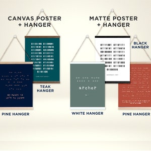 Puede incluir: Una comparaci&oacute;n de diferentes opciones de p&oacute;ster y colgador. Los p&oacute;sters presentan una variedad de dise&ntilde;os, incluyendo un p&oacute;ster de color turquesa con el texto "archer" y un p&oacute;ster rojo con un patr&oacute;n de c&oacute;digo binario. Los colgadores est&aacute;n disponibles en teca, pino, blanco y negro.