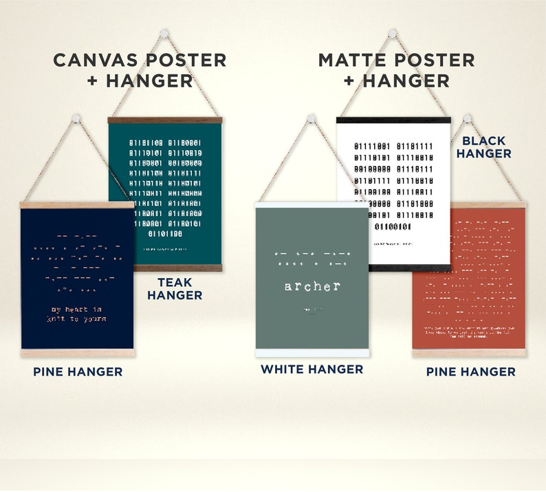 Puede incluir: Una comparaci&oacute;n de diferentes opciones de p&oacute;ster y colgador. Los p&oacute;sters presentan una variedad de dise&ntilde;os, incluyendo un p&oacute;ster de color turquesa con el texto "archer" y un p&oacute;ster rojo con un patr&oacute;n de c&oacute;digo binario. Los colgadores est&aacute;n disponibles en teca, pino, blanco y negro.