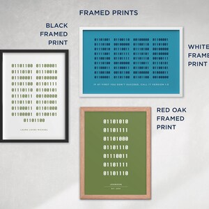 Puede incluir: Tres impresiones enmarcadas con marcos de diferentes colores. La impresi&oacute;n de la izquierda tiene un marco negro y presenta un patr&oacute;n de c&oacute;digo binario con el texto "LAURA LOVES MICHAEL". La impresi&oacute;n del medio tiene un marco blanco y presenta un patr&oacute;n de c&oacute;digo binario con el texto "IF AT FIRST YOU DON'T SUCCEED, CALL IT VERSION 1.0". La impresi&oacute;n de la derecha tiene un marco de roble rojo y presenta un patr&oacute;n de c&oacute;digo binario con el texto "JOHNSON EST. 2009".