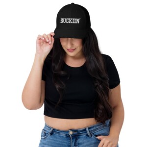 Cappellino da camionista Beyoncé Cowboy Carter Buckiin' da donna - Nero