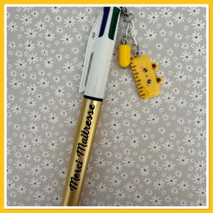 Bolígrafo Bic de 4 colores con diseño de agradecimiento para profesores y dije