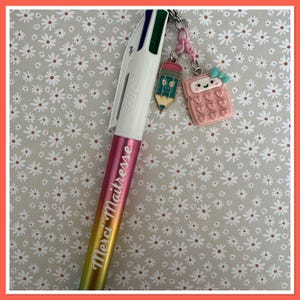 Bolígrafo Bic de 4 colores con diseño de agradecimiento para profesores y dije