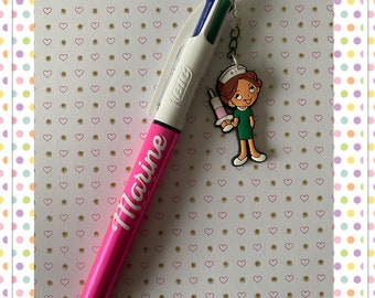 Penna Bic personalizzata a 4 colori con ciondolo infermiere/assistente