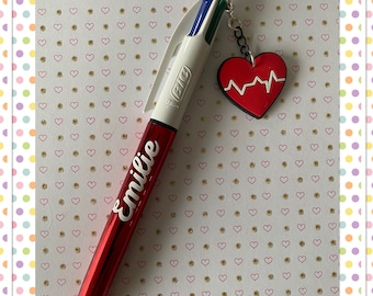 Penna Bic personalizzata a 4 colori con ciondolo a tema infermiere/operatore sanitario