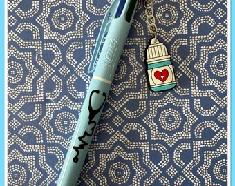 Penna Bic a quattro colori con ciondolo a forma di infermiera/assistente. Finitura con vernice lucida.