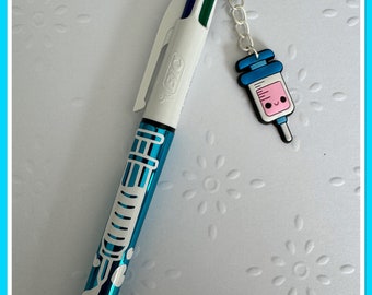 Stylo bic 4 couleurs personnalisé avec breloque infirmière / aide soignante