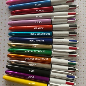 Puede incluir: Una colecci&oacute;n de bol&iacute;grafos BIC de 4 colores en varios colores: rosa, azul, rojo, blanco, lila, naranja, turquesa, azul marino, dorado, verde, plateado, negro, violeta y amarillo. Con la inscripci&oacute;n "MADE IN FRANCE".