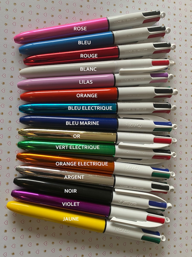Puede incluir: Una colecci&oacute;n de bol&iacute;grafos BIC de 4 colores en varios colores: rosa, azul, rojo, blanco, lila, naranja, turquesa, azul marino, dorado, verde, plateado, negro, violeta y amarillo. Con la inscripci&oacute;n "MADE IN FRANCE".
