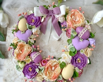 卵とハートがあしらわれた花柄イースターリース、春のドア飾り（35 cm）