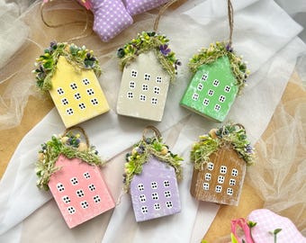 木製の家の装飾 - スカンジナビアのイースターツリーの飾り