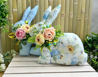 手作りの花柄イースターバニー：青い布で作る春のデコレーション