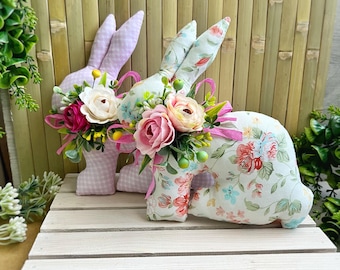 ピンクの生地のイースターバニーの装飾、春のイースターテーブルの装飾、花とイースターコットン生地のウサギ、農家の生地のウサギ