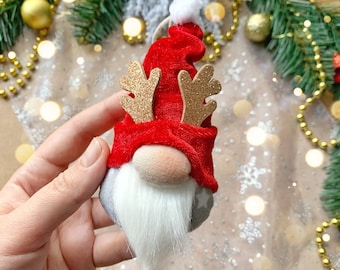 赤いクリスマスノームのオーナメント、キラキラ輝く角のスカンジナビア風装飾