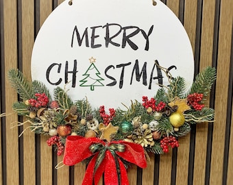 木製のメリークリスマスリース、赤いリボンのホリデードアデコレーション