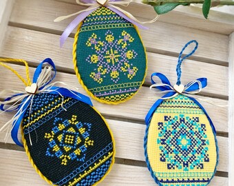 ウクライナ風の刺繍入りイースターエッグオーナメント（手作り）