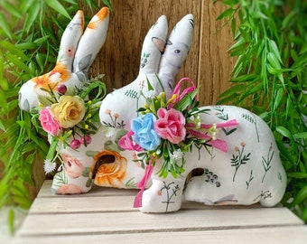 布製イースターバニー装飾、春のイースターテーブル装飾、花とイースターコットン生地のウサギ、ファームハウス生地のウサギ