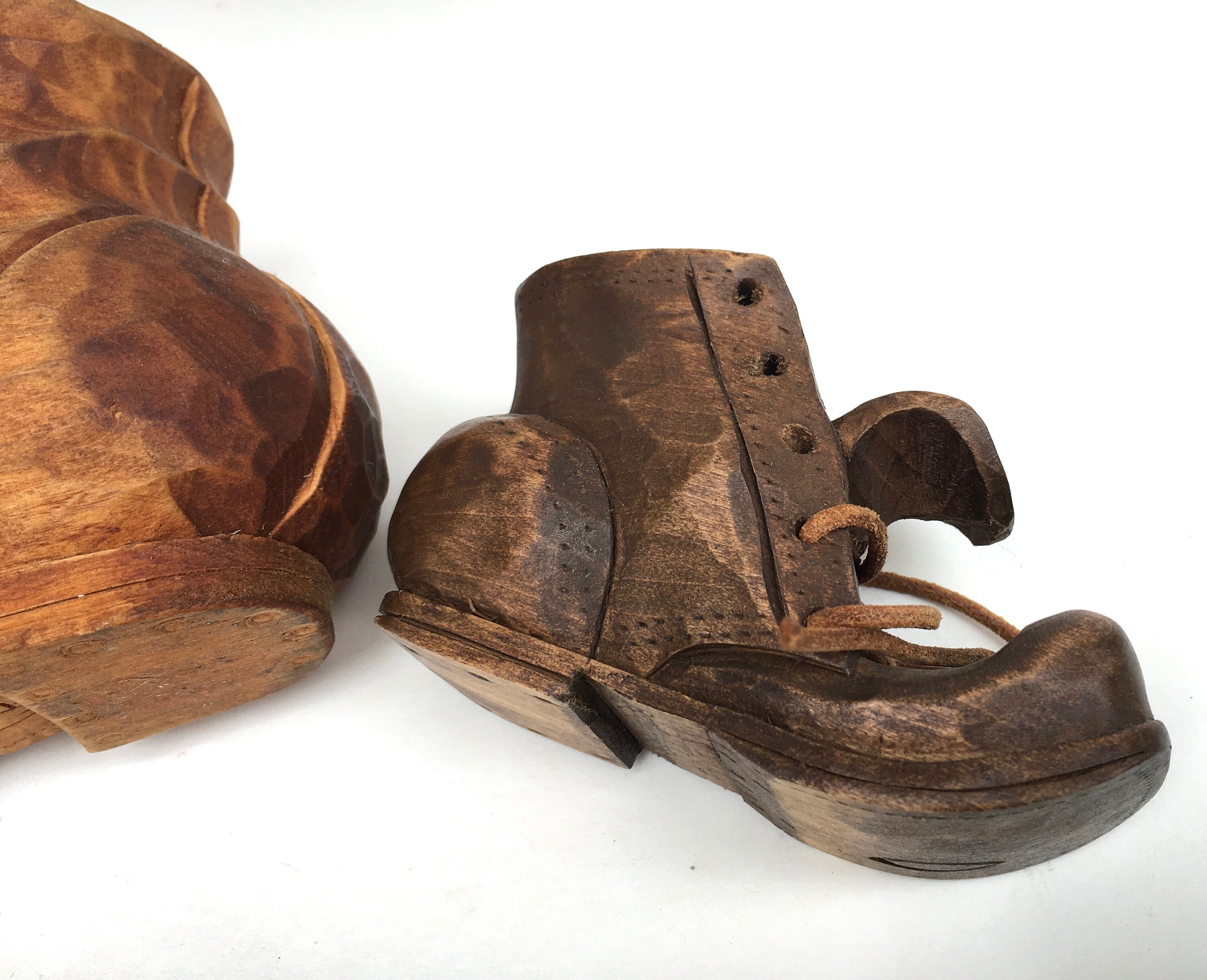 2 zapatos de madera tallada folk Art | Etsy