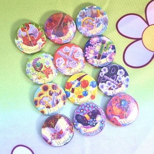 Op de afbeelding: Twaalf kleurrijke ronde knoppen met verschillende Dungeons and Dragons-personageklassen, waaronder Barbarian, Bard, Cleric, Fighter, Monk, Paladin, Ranger, Rogue, Sorcerer, Warlock en Wizard.