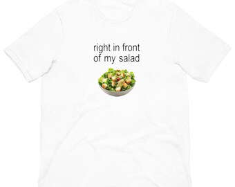 Justo delante de mi camiseta con meme de ensalada para hombre, mujer y unisex.