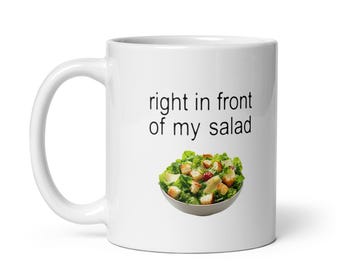 Justo delante de mi taza blanca brillante con el meme de la ensalada