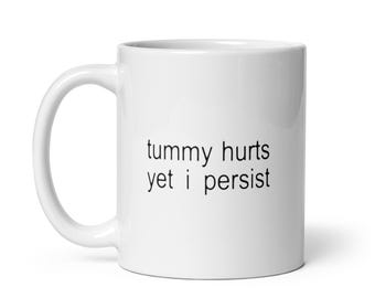 Taza blanca brillante con meme de dolor de estómago