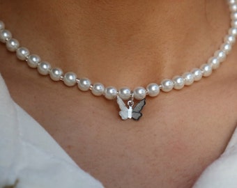 Collier ras du cou en perles : breloque papillon en argent, perles style an 2000