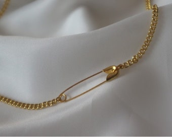 Halsband med säkerhetsnålar och guldfärgad choker – minimalistisk kedja