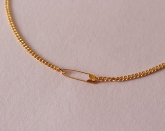 Guldfärgad säkerhetsnålschoker – Minimalistiskt och elegant halsband