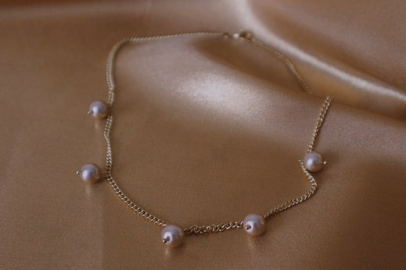 Pärlhalsband – Guldfärgat halsband, mjuk tjejestetik, 30 cm bild 3