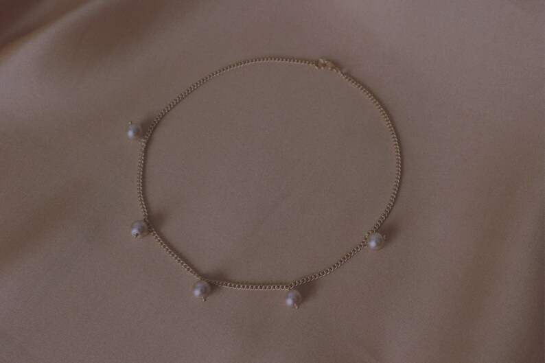 Pärlhalsband – Guldfärgat halsband, mjuk tjejestetik, 30 cm bild 2