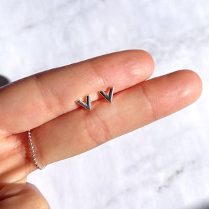 v earrings silver