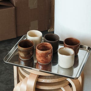 Taza de cerámica minimalista hecha a mano