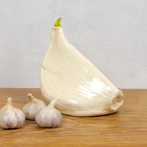 Сlove Garlic Keeper, Kitchen decor, Garlic jar, Kitchen decor, Gift for mom, Kitchen accessories, Handmade pottery, Gift for her