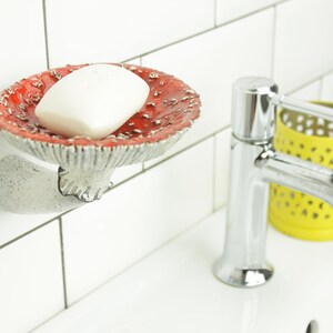 There is soap in the hanging mushroom shelf on the left, and toothbrushes on the right. Everything is at hand! And it is very beautiful