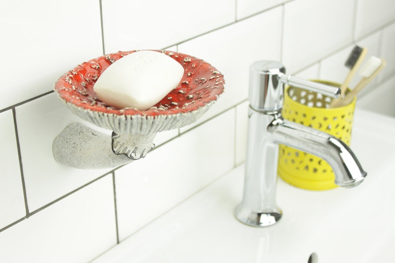 There is soap in the hanging mushroom shelf on the left, and toothbrushes on the right. Everything is at hand! And it is very beautiful