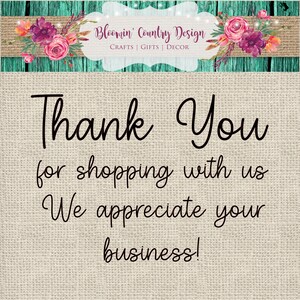 Op de afbeelding: Een achtergrond van grof linnen met de tekst "Thank You for shopping with us We appreciate your business!" in zwarte, cursieve letters. Bovenaan de afbeelding staat een banner met de tekst "Bloomin' Country Design CRAFTS | GIFTS | DECOR" in witte letters op een bruine achtergrond met bloemmotieven.