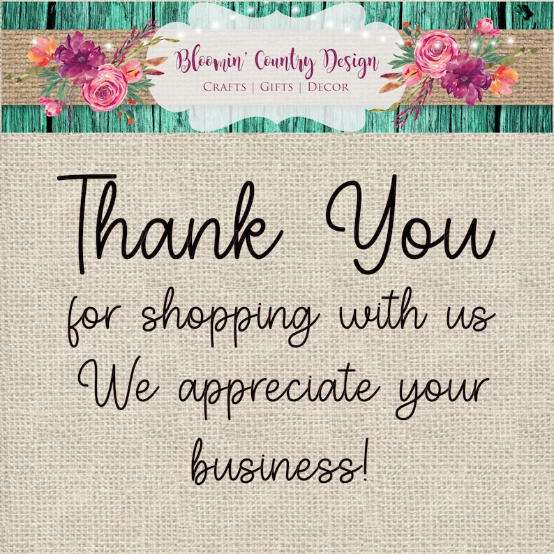 Op de afbeelding: Een achtergrond van grof linnen met de tekst "Thank You for shopping with us We appreciate your business!" in zwarte, cursieve letters. Bovenaan de afbeelding staat een banner met de tekst "Bloomin' Country Design CRAFTS | GIFTS | DECOR" in witte letters op een bruine achtergrond met bloemmotieven.