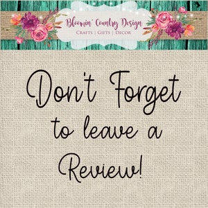 Op de afbeelding: Een achtergrond van jute met de tekst "Don't Forget to leave a Review!" in zwarte cursieve letters. De bovenkant van de afbeelding heeft een banner met de tekst "Bloomin' Country Design CRAFTS | GIFTS | DECOR" in witte letters op een bruine jute achtergrond met bloemmotieven.