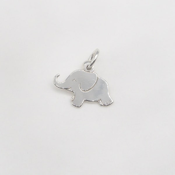 Zephyr elephant pendant in solid silver